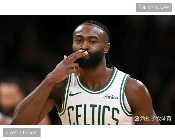 杰伦·布朗突破创造得分机会，拉开与马尔卡宁关键时刻效率差距